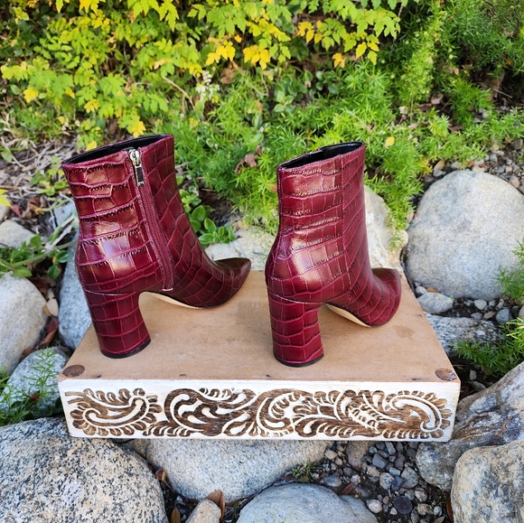 Gorgeous Marc Fisher LTD Croc Embossed Booties - Picture 7 of 8